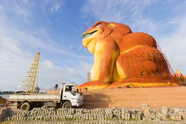 ЯСОТОН, ТАЙЛАНД - 9 июля 2017 года в Ясотоне, Таиланд, началось строительство музея жаб в общественном парке Фая Таэн. Большая жаба статуя является знаковым путешествием в Ясотон — стоковое фото
