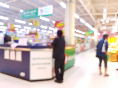 Süpermarket mağaza bokeh ve müşteriler ile arka plan bulanıklık