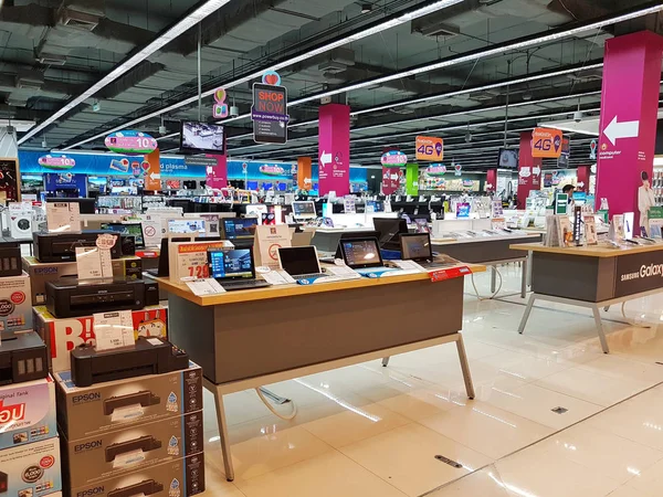 CHIANG RAI, THAILAND - MARÇO 1: Vista interior da loja de departamento com zona de computador na loja de departamento Central Plaza em 1 de março de 2017 em Chiang rai, Tailândia — Fotografia de Stock