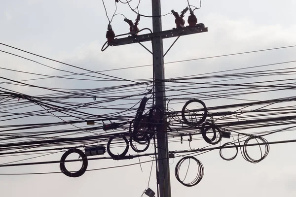 Dağınık elektrik kabloları ve telleri elektrik kutup Bangkok, Tayland — Stok fotoğraf