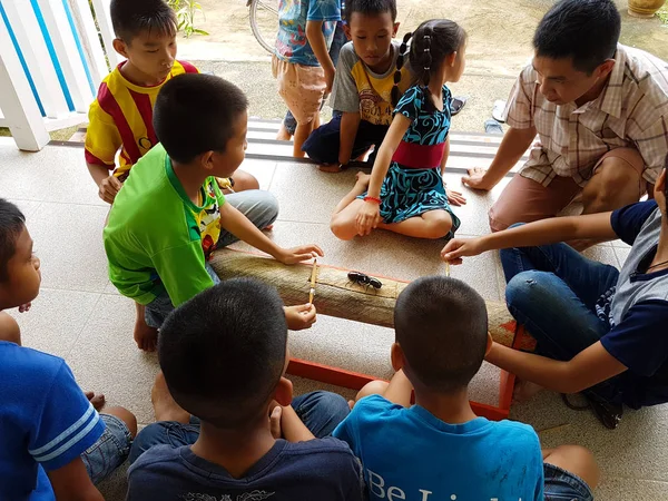 Chiang Rai, Tayland - 9 Eylül: gergedan böceği Chiang rai, Tayland 9 Eylül 2017 üzerinde mücadele izlerken kimliği belirsiz Asyalı çocuk.