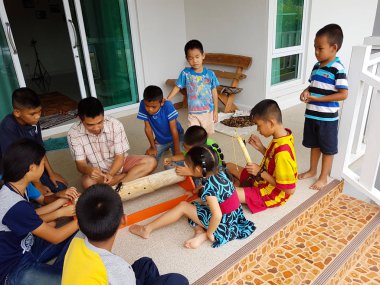 Chiang Rai, Tayland - 9 Eylül: gergedan böceği Chiang rai, Tayland 9 Eylül 2017 üzerinde mücadele izlerken kimliği belirsiz Asyalı çocuk.