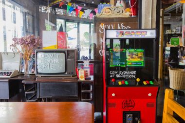 Bangkok, Tayland - 1 Mayıs: kırmızı vintage arcade makinesi retro televizyon bir odada 1 Mayıs 2017 üzerinde Bangkok, Tayland ile.