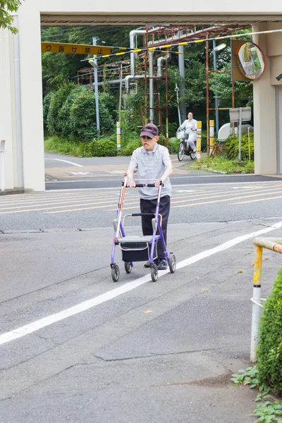 Tokyo, Japonya - 16 Eylül: tekerlek uyandıran ile Tama Zensho hastanede 16 Eylül 2017 Tokyo, Japonya'da egzersiz için yürüyen kimliği belirsiz Asyalı eski cüzzam adam.