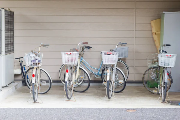 Osaka, Japan - 16 September: cyklar parkering i garaget i ett hus på landsbygden på 16 September 2017 i Osaka, Japan. — Stockfoto
