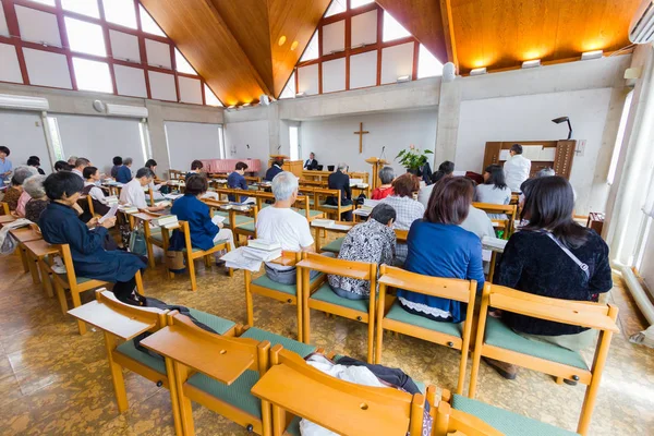 OSAKA, JAPÓN - 17 DE SEPTIEMBRE: Cristianos asiáticos no identificados orando en la iglesia el 17 de septiembre de 2017 en Osaka, Japón . —  Fotos de Stock