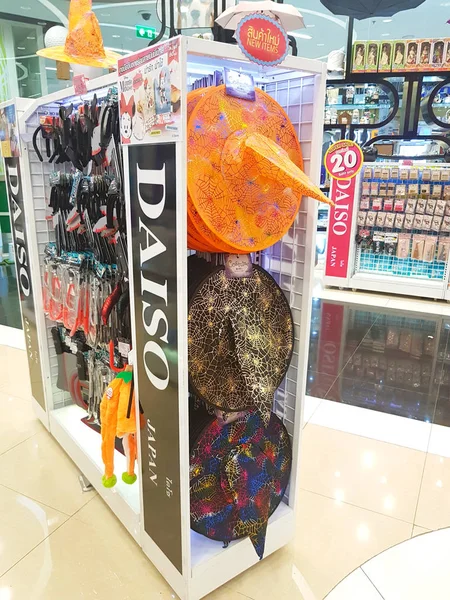 Bangkok, Thaiföld - szeptember 28: Halloween termékek készlet egy Daiso boltban, belsejében központi Chaengwattana áruház a 2017. szeptember 28., Bangkok, Thaiföld. — Stock Fotó