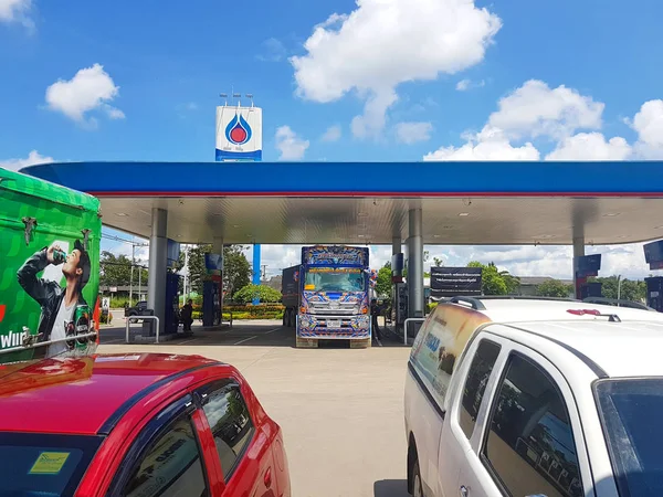 Chiang Rai, Tajlandia - 28 września: Stacja benzynowa z pojazdów na 28 września 2017 r. w Chiang rai, Thailand. — Zdjęcie stockowe