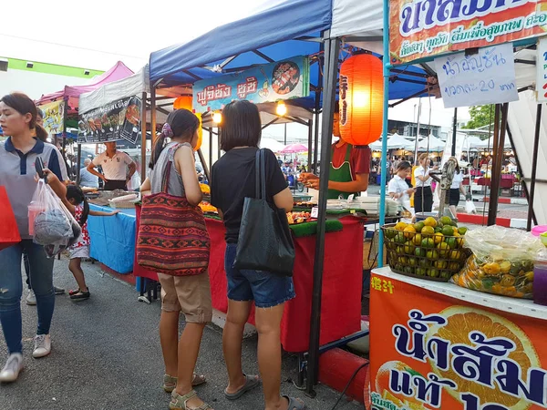 CHIANG MAI, THAILAND - SETEMBRO 28: Não identificado asiático pessoas comprando sushi e comida japonesa no mercado de rua à noite em setembro 28, 2017 em Chiang Mai, Tailândia — Fotografia de Stock