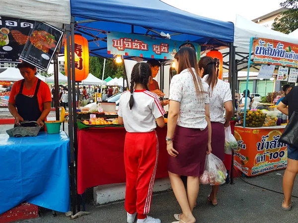 CHIANG MAI, TAILANDIA - 28 DE SEPTIEMBRE: Personas asiáticas no identificadas comprando sushi y comida japonesa en el mercado callejero por la noche el 28 de septiembre de 2017 en Chiang Mai, Tailandia . — Foto de Stock