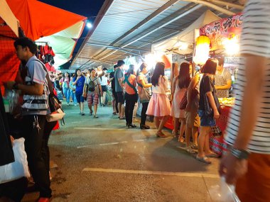 Chiang Mai, Tayland - 28 Eylül: kimliği belirsiz Asyalı insanlar üzerinde 28 Eylül 2017 Chiang Mai, Tayland akşamları semt pazarı yürüyüş.