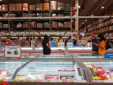 Chiang Mai, Tayland - 29 Eylül: kimliği belirsiz Asyalı insanlar süpermarkette mal satın alma üzerinde 29 Eylül 2017 Chiang Mai, Tayland.