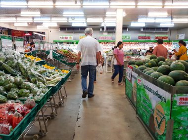 Chiang Mai, Tayland - 29 Eylül: kimliği belirsiz Asyalı insanlar satın alma meyve ve sebze süpermarket üzerinde 29 Eylül 2017 Chiang Mai, Tayland.