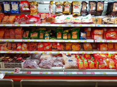 Chiang Mai, Tayland - 29 Eylül: sosis üzerinde 29 Eylül 2017 Chiang Mai, Tayland süpermarkette rafta.