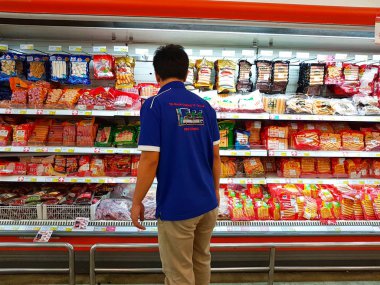 Chiang Mai, Tayland - 29 Eylül: 29 Eylül 2017 Chiang Mai, Tayland sosis süpermarkette satın kimliği belirsiz Asyalı adam.