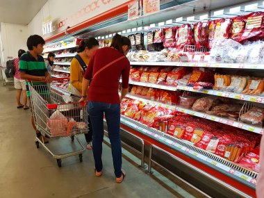Chiang Mai, Tayland - 29 Eylül: kimliği belirsiz Asyalı insanlar üzerinde 29 Eylül 2017 Chiang Mai, Tayland sosis süpermarkette satın alma.