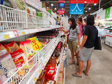 Chiang Mai, Tayland - 29 Eylül: 29 Eylül 2017 Chiang Mai, Tayland Japon kuru gıda süpermarkette satın kimliği belirsiz Asyalı insanlar.
