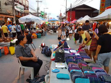 Chiang Mai, Tayland - 29 Eylül: kimliği belirsiz Asyalı insanlar üzerinde 29 Eylül 2017 Chiang Mai, Tayland akşamları semt pazarı, mal satın alma.