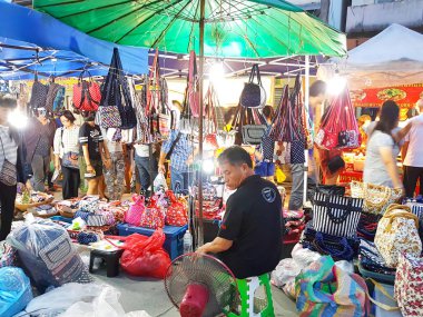 Chiang Mai, Tayland - 29 Eylül: 29 Eylül 2017 Chiang Mai, Tayland akşamı semt pazarı çanta satış kimliği belirsiz Asyalı adam.