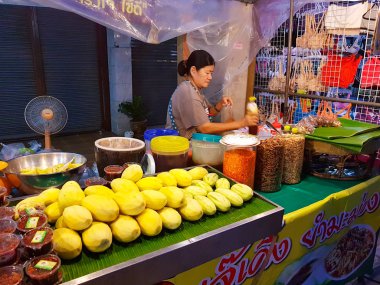 Chiang Mai, Tayland - 29 Eylül: 29 Eylül 2017 Chiang Mai, Tayland akşamı papaya salatası ve semt pazarı, mango satış kimliği belirsiz Asyalı kadın.