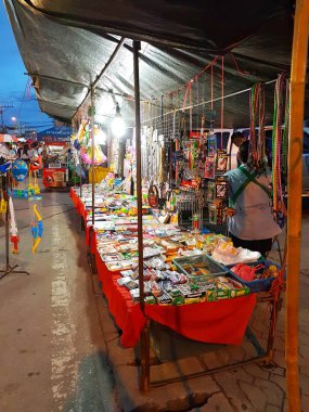 Chiang Mai, Tayland - 29 Eylül: kimliği belirsiz Asyalı insanlar üzerinde 29 Eylül 2017 Chiang Mai, Tayland akşamları semt pazarı yürüyüş.