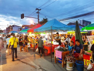 Chiang Mai, Tayland - 29 Eylül: kimliği belirsiz Asyalı insanlar üzerinde 29 Eylül 2017 Chiang Mai, Tayland akşamları semt pazarı yürüyüş.
