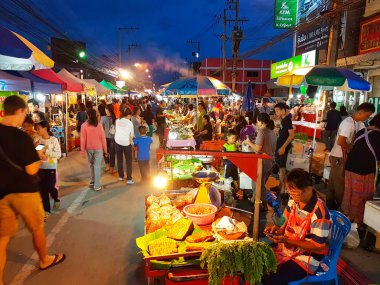 Chiang Mai, Tayland - 29 Eylül: kimliği belirsiz Asyalı insanlar üzerinde 29 Eylül 2017 Chiang Mai, Tayland akşamları semt pazarı yürüyüş.