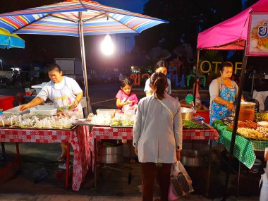 Chiang Mai, Tayland - 29 Eylül: kimliği belirsiz Asyalı insanlar üzerinde 29 Eylül 2017 Chiang Mai, Tayland akşamları semt pazarı yürüyüş.