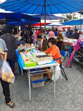 Chiang Mai, Tayland - 29 Eylül: kimliği belirsiz Asyalı insanlar semt pazarı, otlar üzerinde 29 Eylül 2017 Chiang Mai, Tayland akşamları satış.