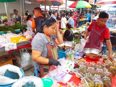 Chiang Mai, Tayland - 29 Eylül: 29 Eylül 2017 Chiang Mai, Tayland akşamı semt pazarı, plastik torbalarda gıda satış kimliği belirsiz Asyalı kadın.