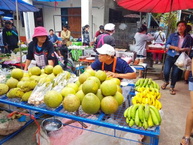 Chiang Mai, Tayland - 29 Eylül: Kimliği belirsiz Asyalı insanlar satan muz ve pomelo üzerinde 29 Eylül 2017 Chiang Mai, Tayland.