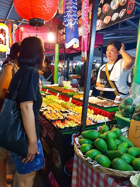 चिआंग माई, थाईलैंड 28 सितंबर 2017 को चियांग माई, थाईलैंड में शाम को सड़क बाजार में सुशी और जापानी भोजन खरीदने वाले अज्ञात एशियाई लोग . — स्टॉक फ़ोटो, इमेज
