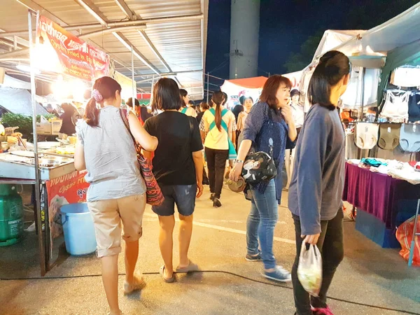 Chiang Mai, Thailand - 28 September: Unidentified Aziatische mensen lopen op straatmarkt in de avond op 28 September, 2017 in Chiang Mai, Thailand. — Stockfoto