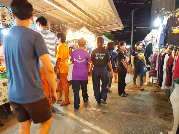 Chiang Mai, Tayland - 28 Eylül: kimliği belirsiz Asyalı insanlar üzerinde 28 Eylül 2017 Chiang Mai, Tayland akşamları semt pazarı yürüyüş.