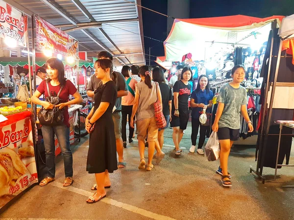 Chiang Mai, Tayland - 28 Eylül: kimliği belirsiz Asyalı insanlar üzerinde 28 Eylül 2017 Chiang Mai, Tayland akşamları semt pazarı yürüyüş.