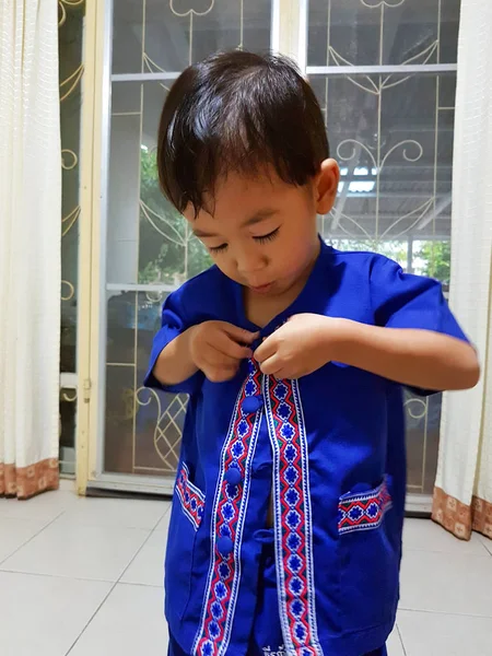 Chiang Mai, Tajlandia - 28 września: szczęśliwy mały chłopiec azjatyckich, noszenie jego niebieski tkaniny na 28 września 2017 r. w Chiang Mai, Tajlandia. — Zdjęcie stockowe