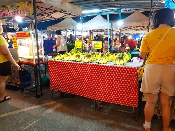 CHIANG MAI, THAILANDIA - 28 SETTEMBRE: Donna asiatica non identificata che acquista banane al mercato di strada la sera del 28 settembre 2017 a Chiang Mai, Thailandia . — Foto Stock