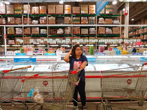 CHIANG MAI, THAILAND - SEPTEMBER 29 : unidentified asian woman choosing goods in supermarket on September 29, 2017 in Chiang Mai, Thailand. — Stock Photo, Image