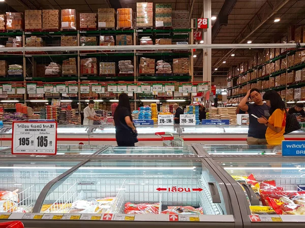 Chiang Mai, Tayland - 29 Eylül: kimliği belirsiz Asyalı insanlar süpermarkette mal satın alma üzerinde 29 Eylül 2017 Chiang Mai, Tayland.