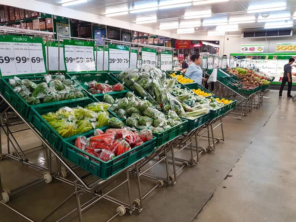 Chiang Mai, Thailand - 29 September: niet-geïdentificeerde Aziatische mensen groenten in de supermarkt kopen op 29 September, 2017 in Chiang Mai, Thailand. — Stockfoto