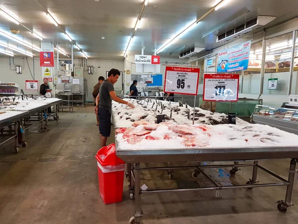 CHIANG MAI, TAILANDIA - 29 DE SEPTIEMBRE: personas asiáticas no identificadas comprando productos del mar en el supermercado el 29 de septiembre de 2017 en Chiang Mai, Tailandia . — Foto de Stock