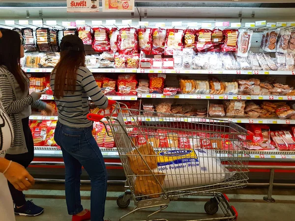 Chiang Mai, Tayland - 29 Eylül: kimliği belirsiz Asyalı insanlar üzerinde 29 Eylül 2017 Chiang Mai, Tayland sosis süpermarkette satın alma.