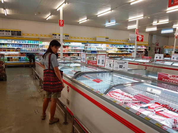 泰国清迈-9 月 29 日： 不明身份的亚洲人在 2017 年 9 月 29 日在泰国清迈买超市的冷冻食品. — 图库照片