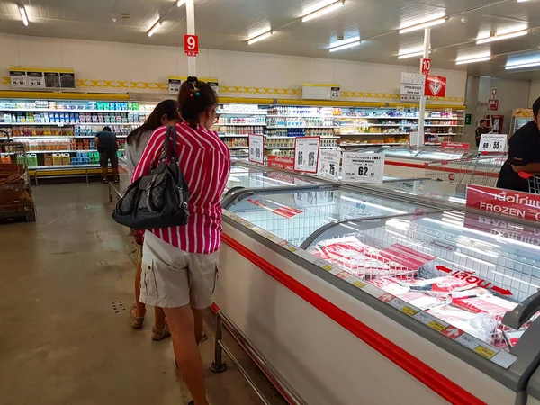 Chiang Mai, Tayland - 29 Eylül: kimliği belirsiz Asyalı insanlar üzerinde 29 Eylül 2017 Chiang Mai, Tayland dondurulmuş gıda süpermarkette satın.