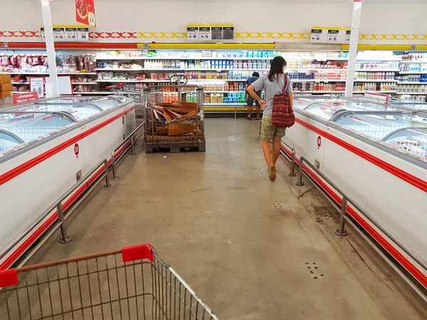 泰国清迈-9 月 29 日： 不明身份的亚洲人在 2017 年 9 月 29 日在泰国清迈买超市的冷冻食品. — 图库照片
