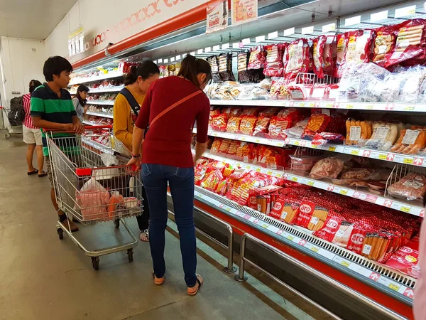 CHIANG MAI, THAILAND - 29 de setembro: asiáticos não identificados comprando salsichas no supermercado em 29 de setembro de 2017 em Chiang Mai, Tailândia . — Fotografia de Stock