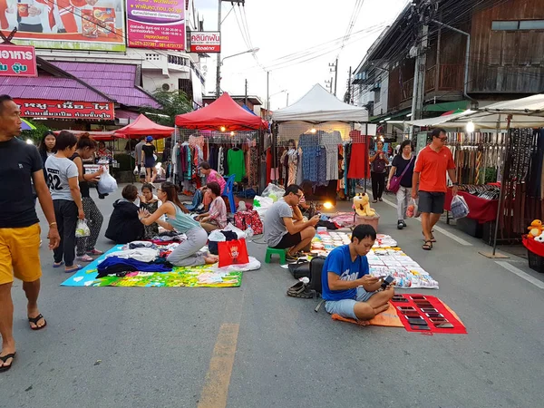 CHIANG MAI, THAILAND - SETEMBRO 29: Não identificado asiático pessoas comprando bens no mercado de rua à noite em setembro 29, 2017 em Chiang Mai, Tailândia . — Fotografia de Stock