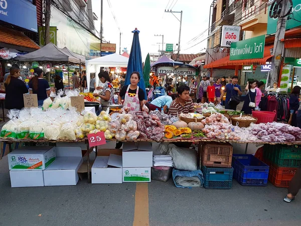 CHIANG MAI, TAILANDIA - 29 DE SEPTIEMBRE: Personas asiáticas no identificadas que venden bienes en el mercado callejero por la noche el 29 de septiembre de 2017 en Chiang Mai, Tailandia . —  Fotos de Stock