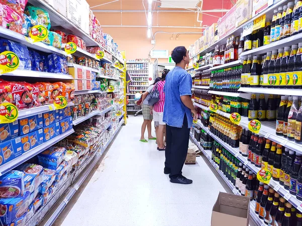 Chiang Mai, Thailand - 29 September: niet-geïdentificeerde Aziatische mensen kopen goederen in supermarkt op 29 September, 2017 in Chiang Mai, Thailand. — Stockfoto