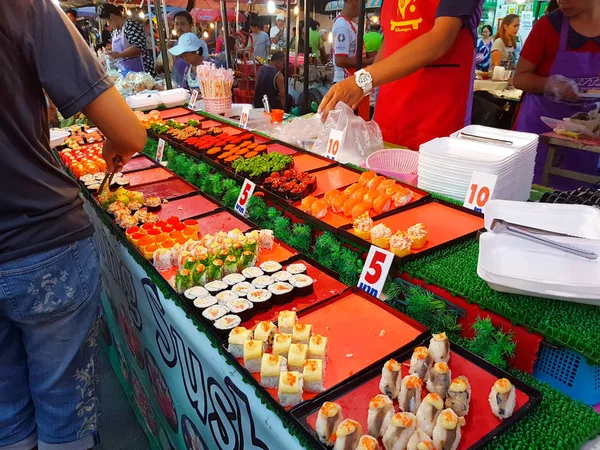 Chiang Mai, Tajlandia - 29 września: Niezidentyfikowany Azji ludzi zakupu sushi przy ulicy rynek wieczorem na 29 września 2017 r. w Chiang Mai, Tajlandia. — Zdjęcie stockowe